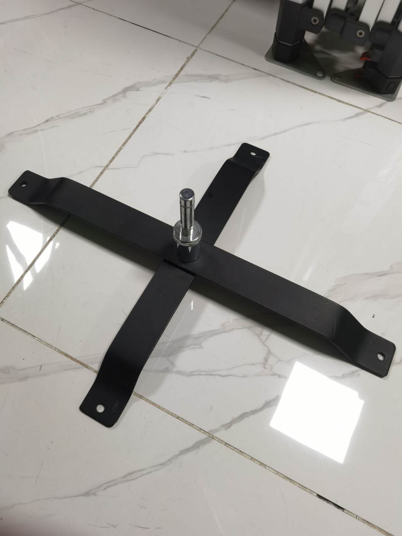 Heavy-duty portable flagpole base suitable for outdoor promotional activities in exhibitions and shopping malls